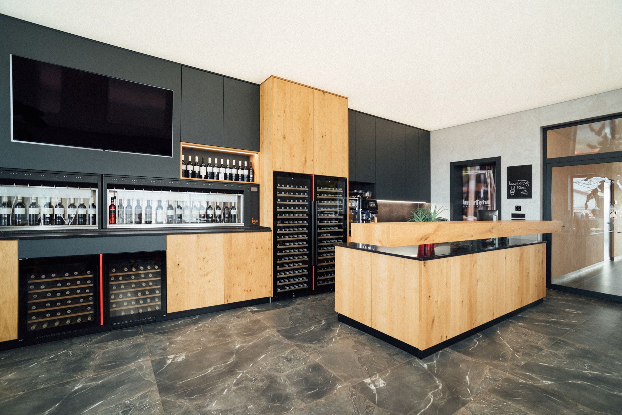 vinotéka, kavárna, samoobslužný automat na víno