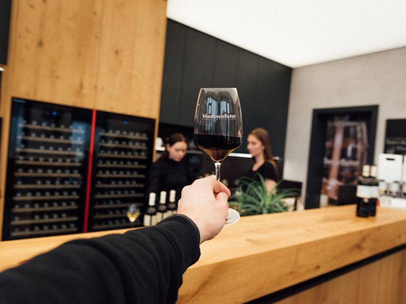 V přízemí penzionu je firemní prodejna vinařství s možností degustace až 32 druhů vína a možností posezení u kávy, dezertu